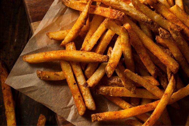 Déguster des frites maison à l'espace restauration les Burgers de l'Aven