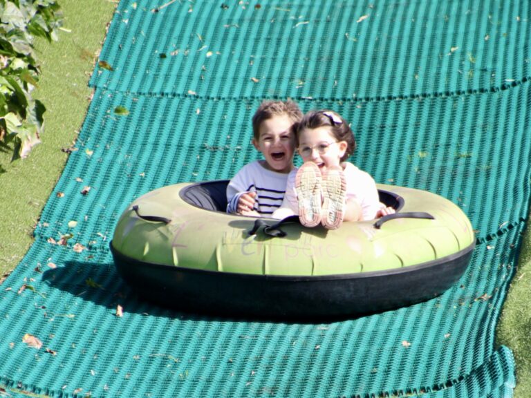 Le tubing, du fun et de l’aventure pour petits et grands à L’Aven Parc, Parc de loisirs nature dans le Finistère