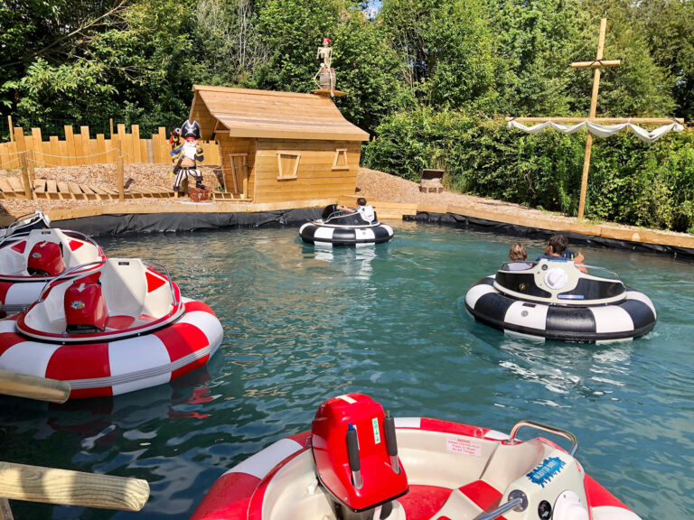 Les bateaux pirate à l'Aven Parc, Parc de loisirs dans le Finistère