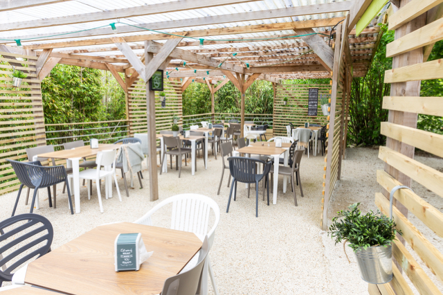 La terrasse de l'espace restauration les Burgers de l'Aven