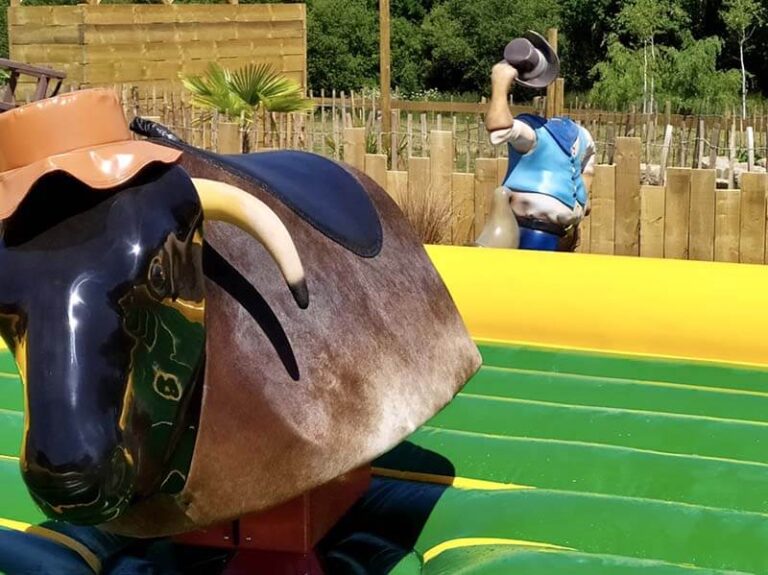 Rodéo mécanique à l'Aven Parc, parc d'attraction à sensations en Bretagne