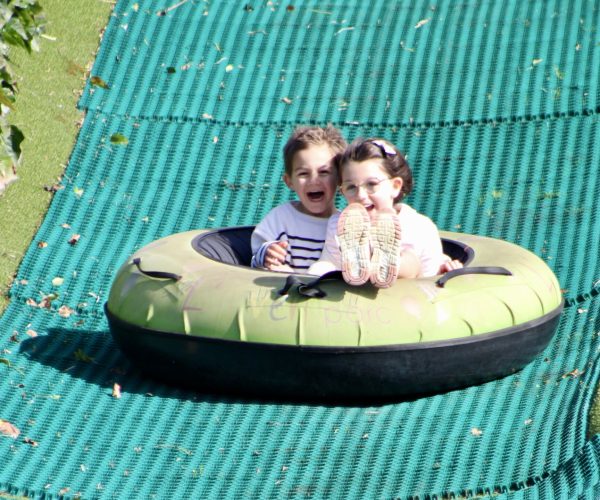 Le tubing, du fun et de l’aventure pour petits et grands à L’Aven Parc, Parc de loisirs nature dans le Finistère