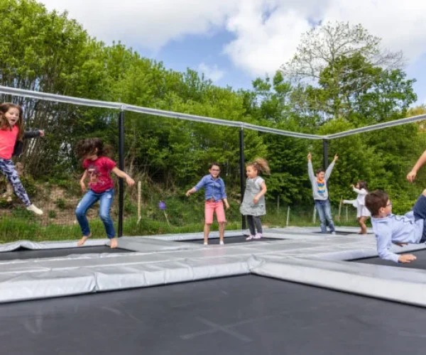 Activité trampoline à l'Aven Parc, Le parc de loisirs nature en Bretagne