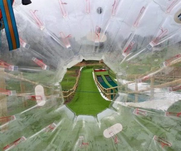 Le zorbing à l'Aven Parc, Parc d'attractions à Pont-Aven