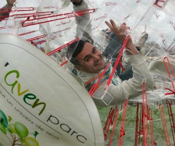 Le zorbing à l'Aven Parc, Parc d'attractions à Pont-Aven