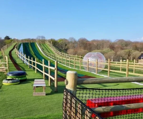 Piste de tubing, Attraction à découvrir à l'Aven Parc, parc de loisirs à Pont-Aven