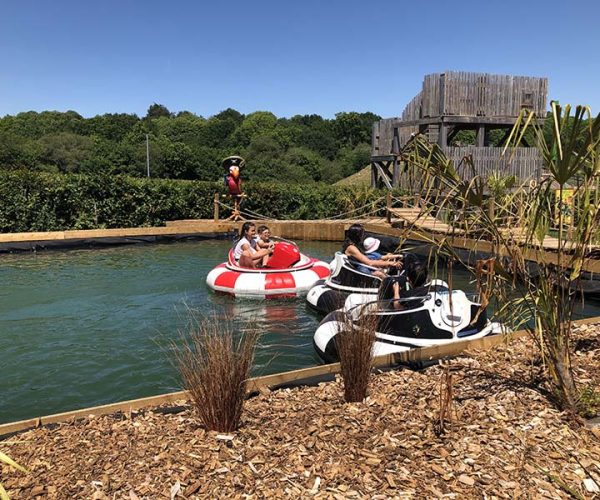 Les bateaux pirate à l'Aven Parc, Parc de loisirs à Pont-Aven