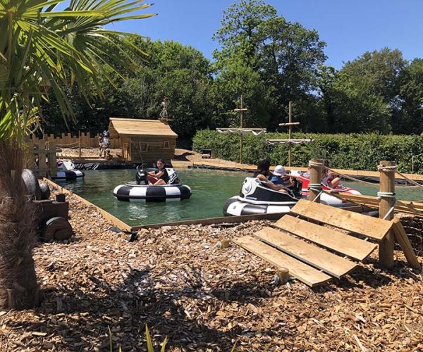 Les bateaux pirate à l'Aven Parc, Parc de loisirs dans le Finistère