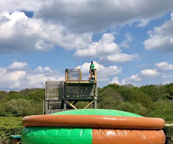 Saut dans le vide à l'Aven Parc, Parc de loisirs en Bretagne